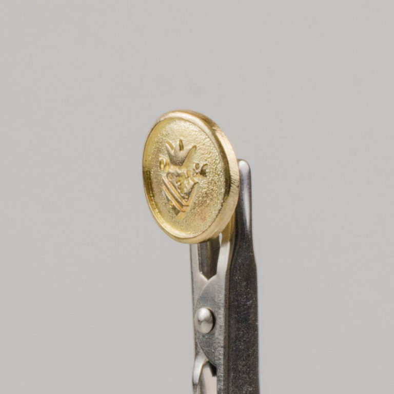 Guzik z herbem i koroną kolor złoty śr. 15 mm