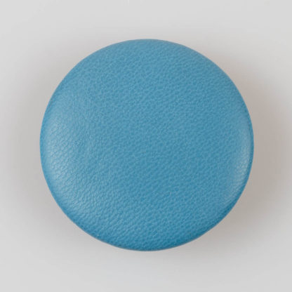 Guzik obciągany skórą naturalną w kolorze jasno niebieskim, śr. 50 mm