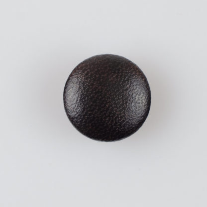 Guzik obciągany sztuczną skórą w kolorze ciemnobrązowym, śr. 20 mm