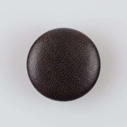 Guzik obciągany sztuczną skórą w kolorze ciemnobrązowym, śr. 28 mm