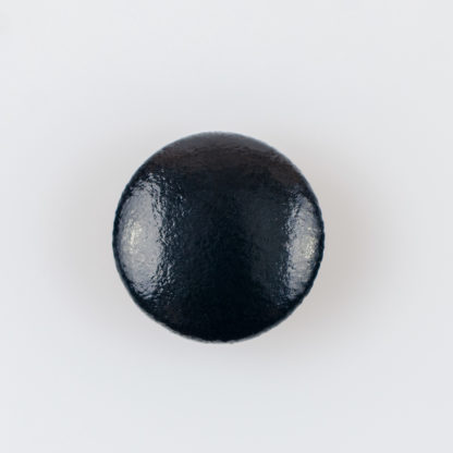 Guzik obciągany sztuczną skórą w kolorze czarnym, śr. 23 mm
