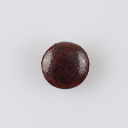 Guzik obciągany sztuczną skórą w kolorze czekoladowym, śr. 18 mm