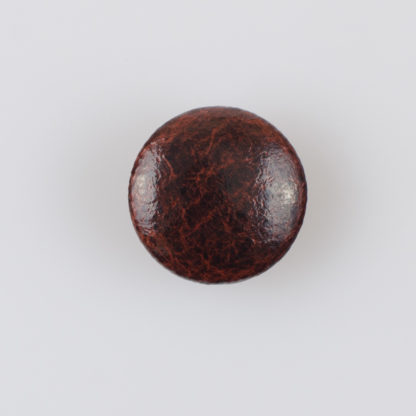 Guzik obciągany sztuczną skórą w kolorze czekoladowym, śr. 21 mm