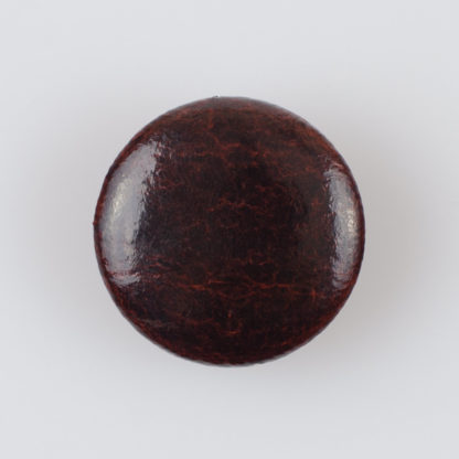 Guzik obciągany sztuczną skórą w kolorze czekoladowym, śr. 28 mm