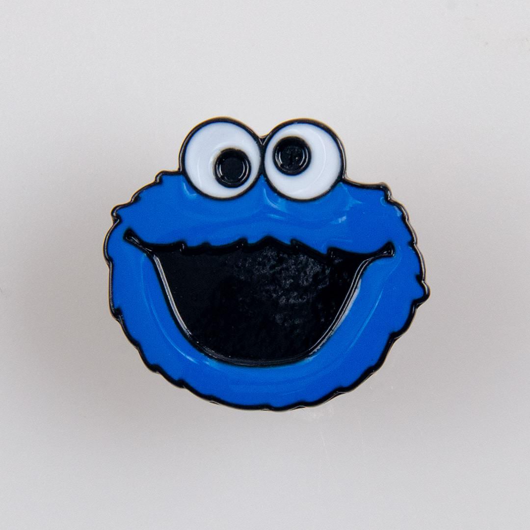 Ciasteczkowy Potwór (Cookie Monster) znaczek na pin/ szpilkę kolor niebiesko/ czarny