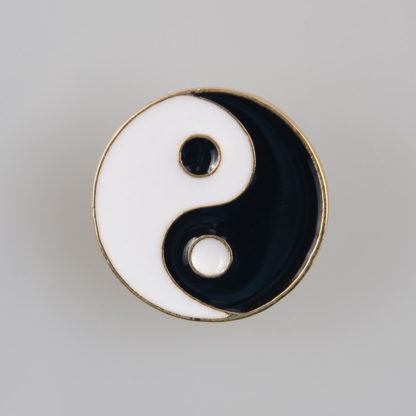 Yin i Yang znaczek na pin/ szpilkę, metal kolor biały/ czarny emalia