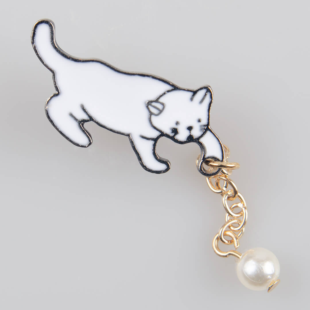 Kot z piłeczką, znaczek metalowy na pin/ szpilkę, biała emalia