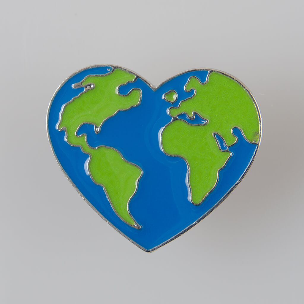 Serce dla Ziemi znaczek pin, metal kolor srebrny/ zielono-niebieska emalia, roz. 26 x 23 mm