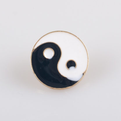Yin i Yang znaczek na pin/ szpilkę, metal kolor biały/ czarny emalia (Defekt)