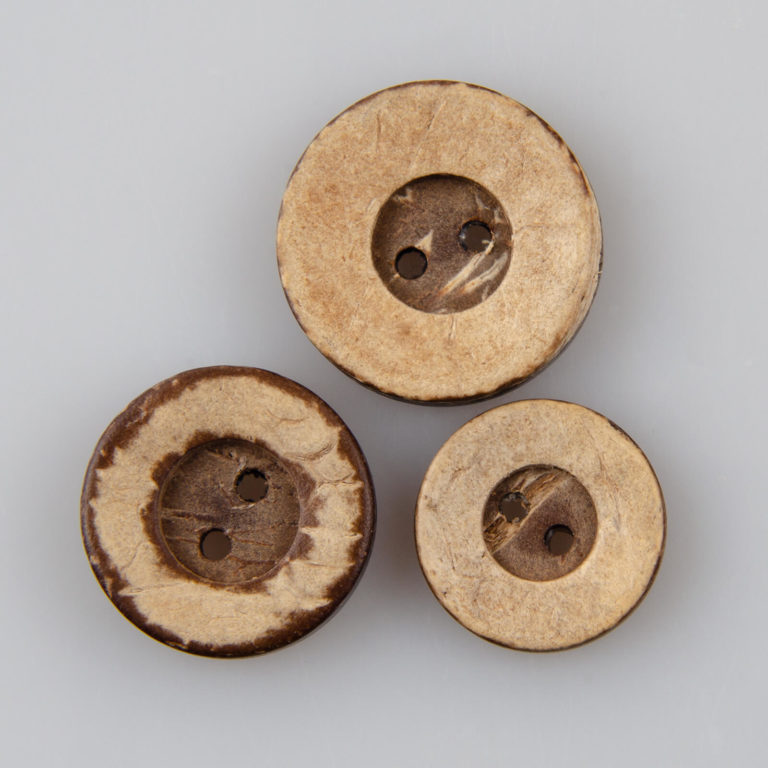 Guzik kokosowy z szerokim rantem do przyszycia 18, 20, 22 mm, dwie dziurki