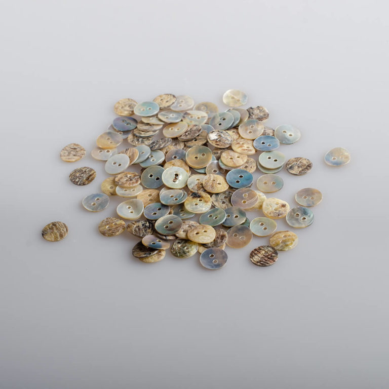 Guzik z muszli naturalnej, opal morski śr. 10 mm