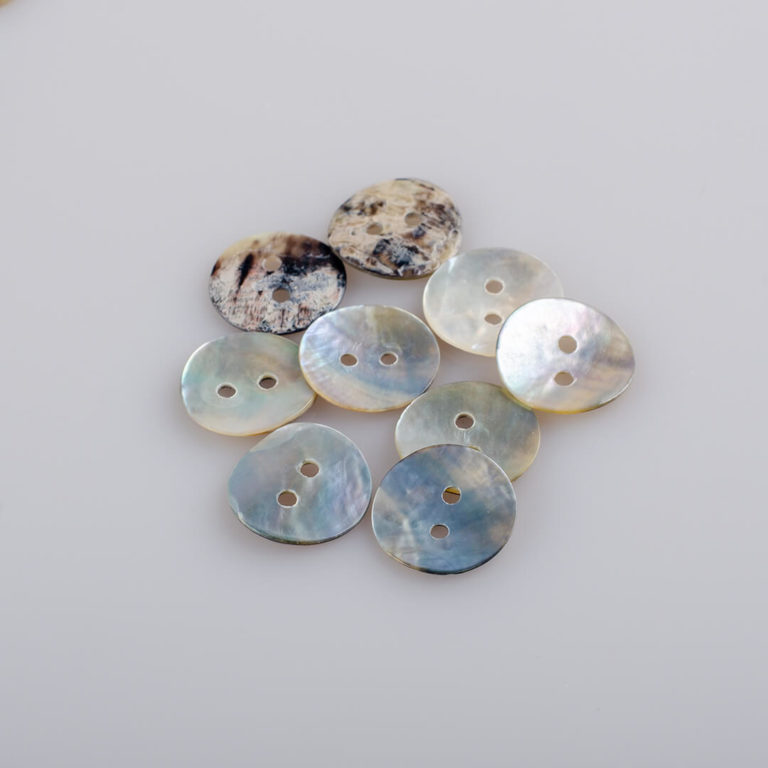 Guzik z muszli naturalnej, opal morski śr. 15 mm