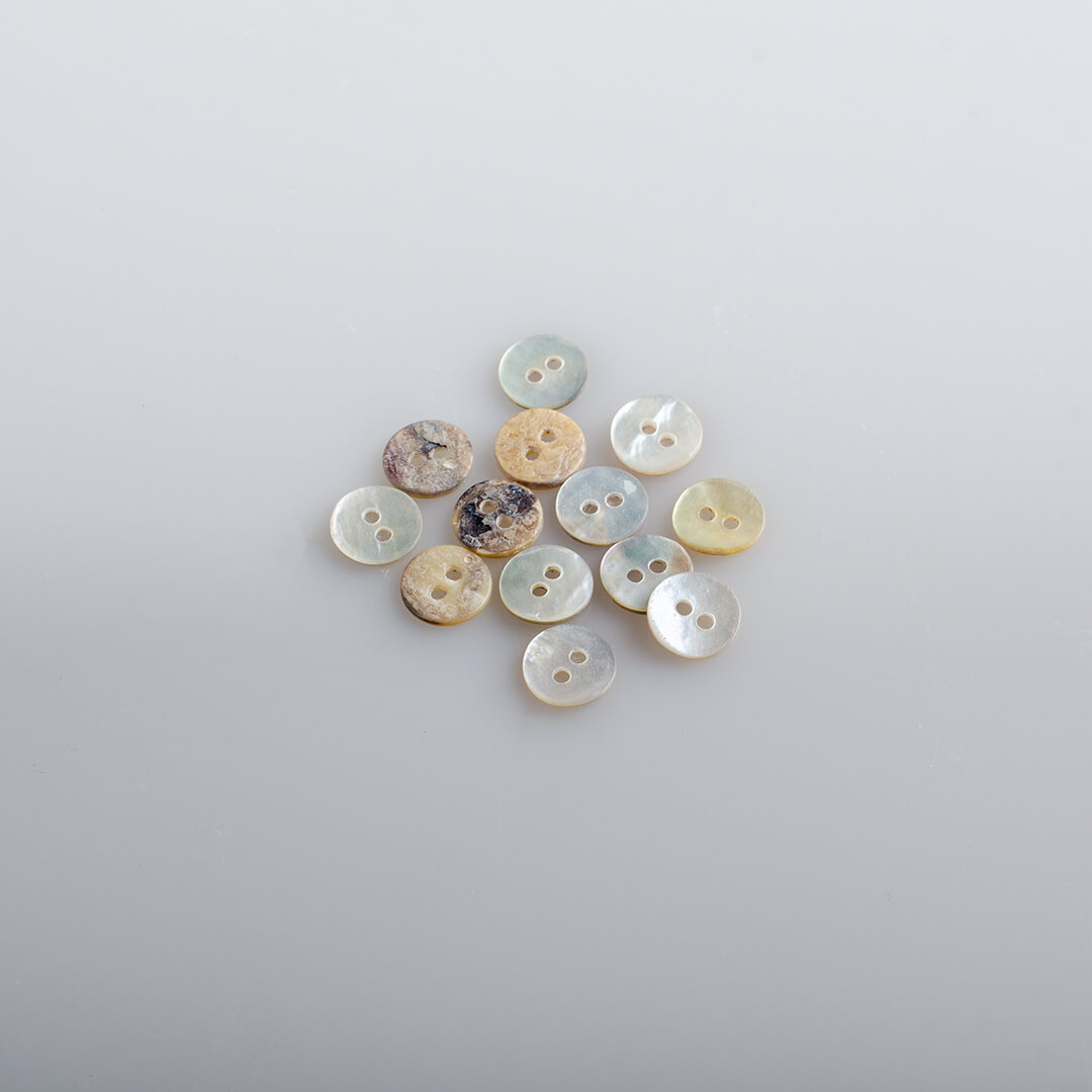 Guzik z muszli naturalnej, opal morski śr. 9 mm