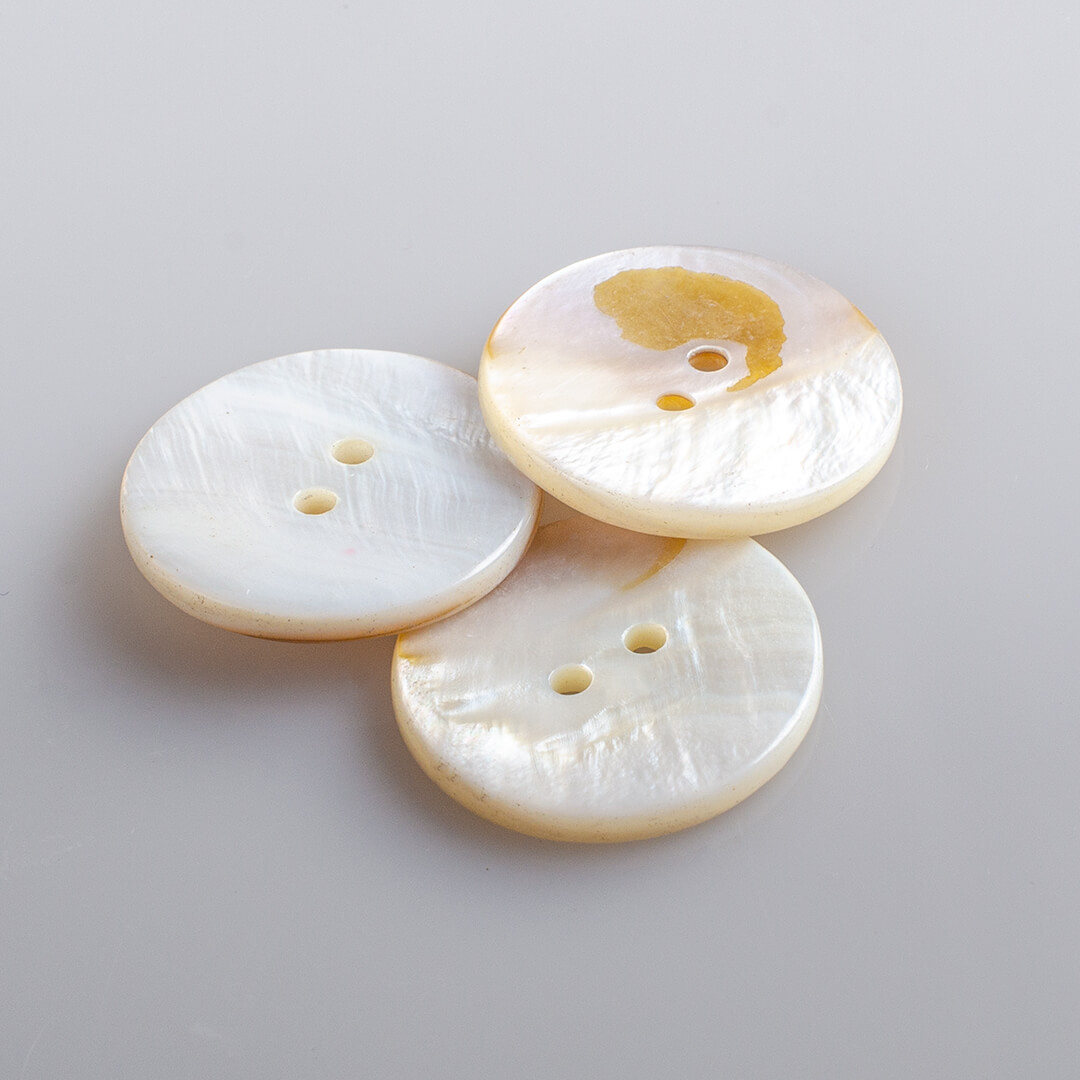 Guzik z białej macicy perłowej, naturalny śr. 25 mm