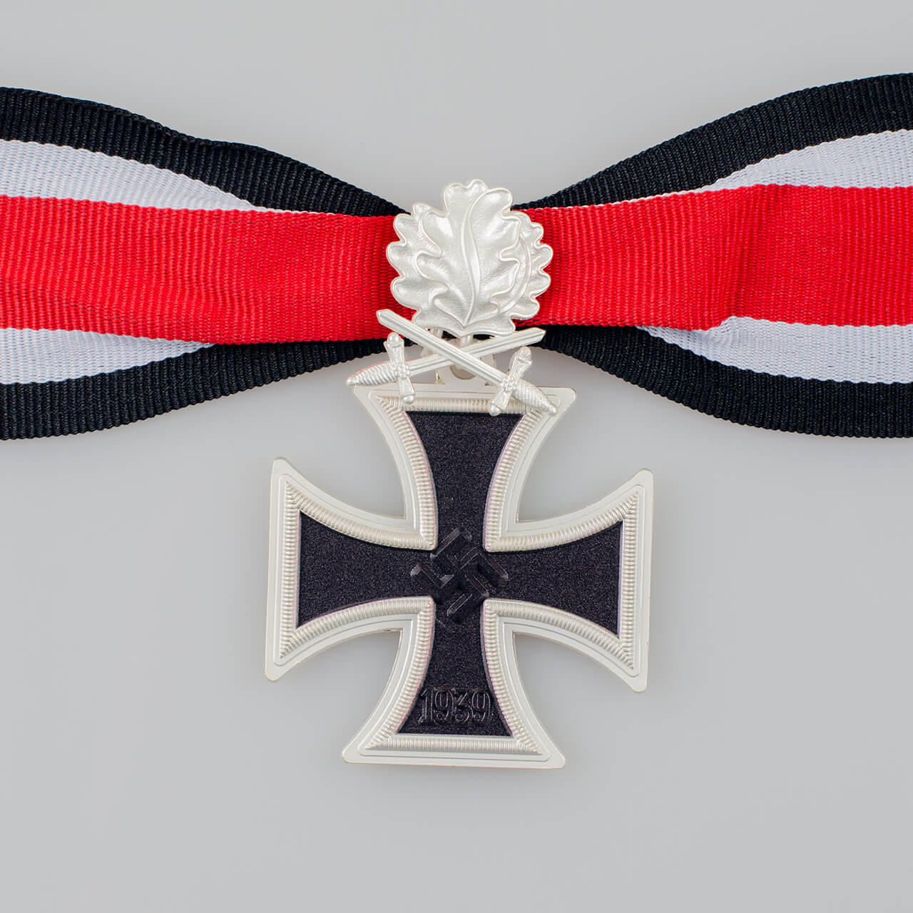 Krzyż Rycerski Krzyża Żelaznego ze liśćmi dębu i mieczami (Ritterkreuz des Eisernen Kreuzes mit Eichenlaub und Schwertern) - III Rzesza