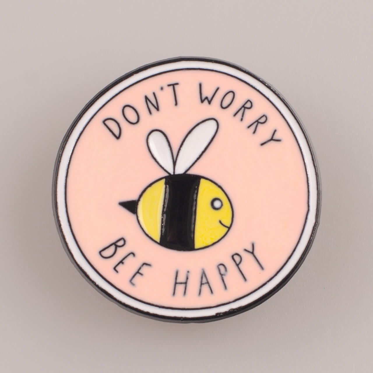 Don't Worry Bee Happy, owalny znaczek pin, śr. 30 mm