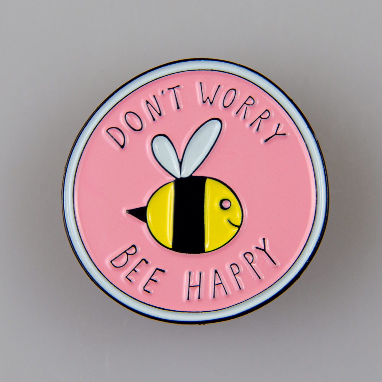 Don't Worry Bee Happy, owalny znaczek pin, śr. 31 mm