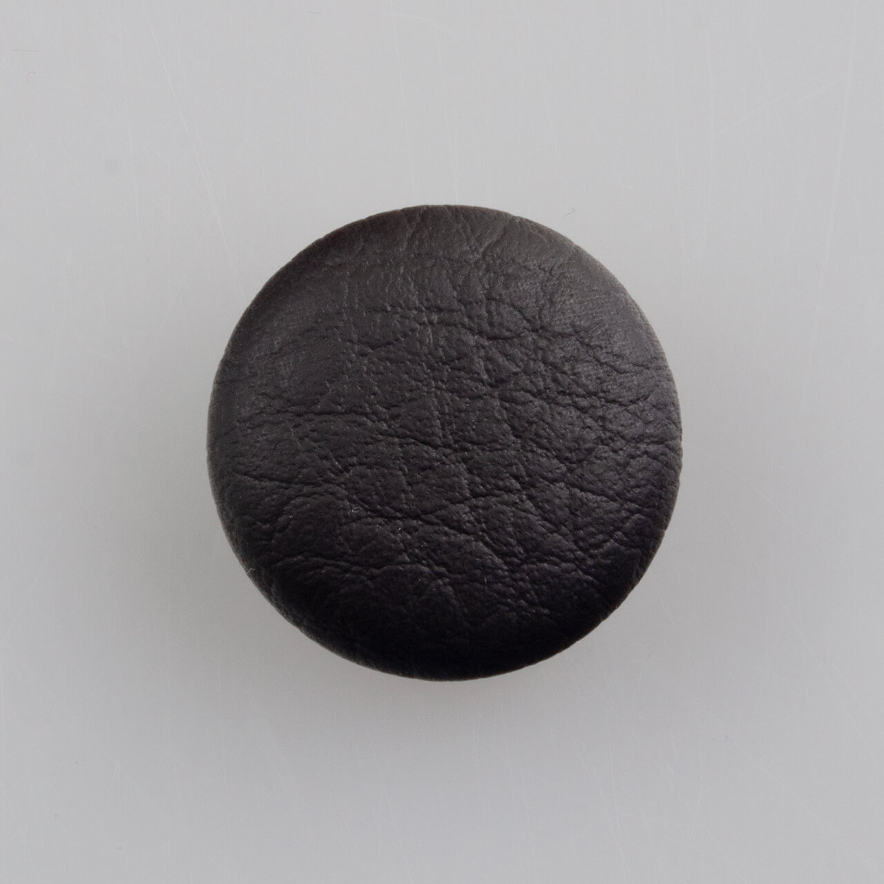 Guzik obciągany skajem w kolorze ciemnobrązowym, śr. 20 mm (32")