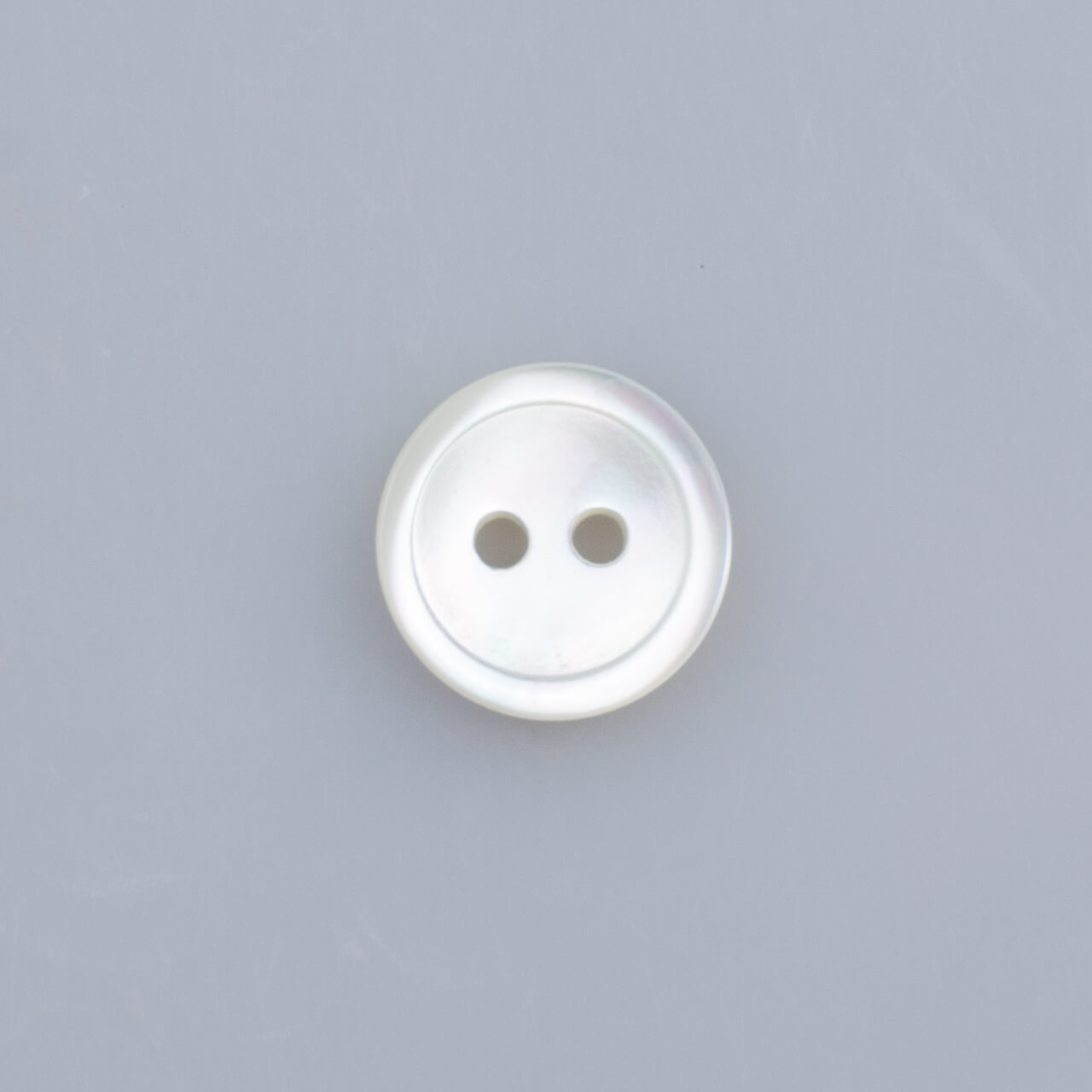 Guzik z białej macicy perłowej z rantem, naturalny śr. 12 mm