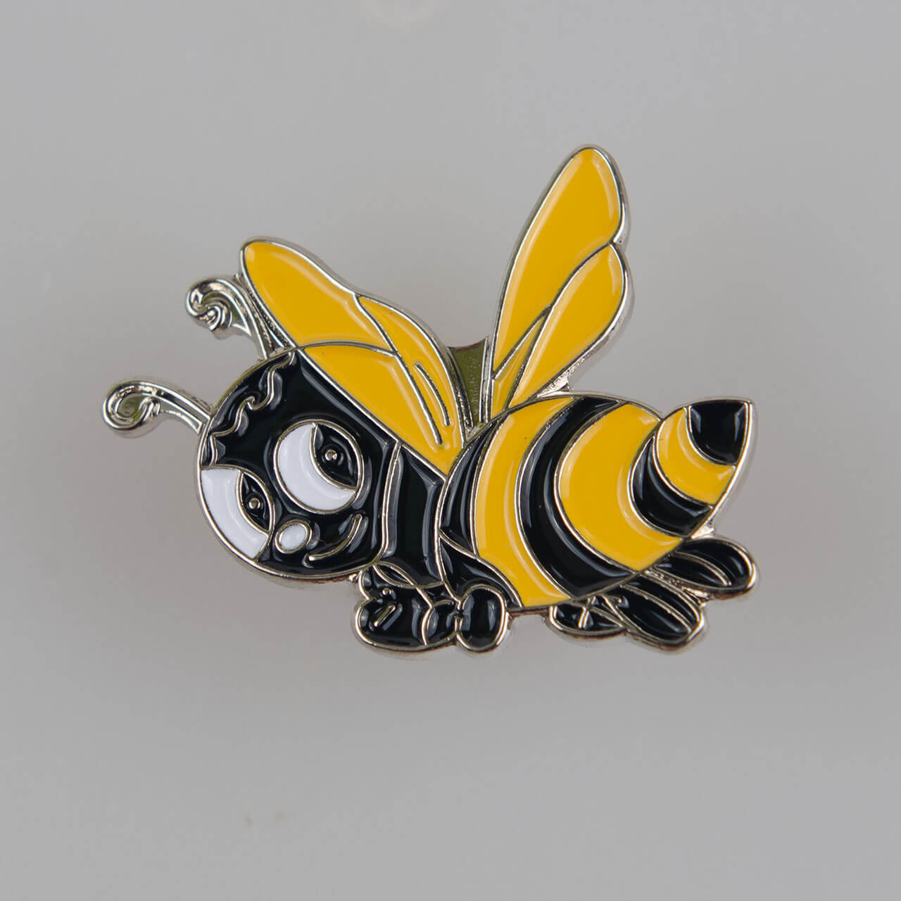 Pszczoła, metalowy znaczek pin, rozm. 22 x 20 mm
