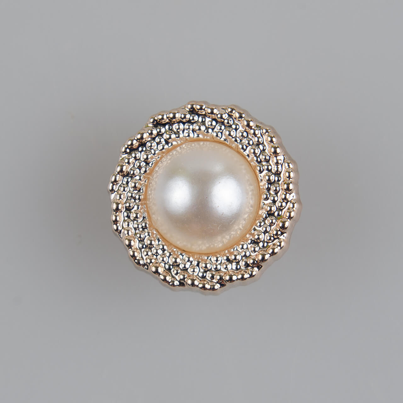 Guzik elegancki z perłą i szerokim rantem, tworzywo sztuczne, śr. 18 mm (28"), kolor jasnozłoty