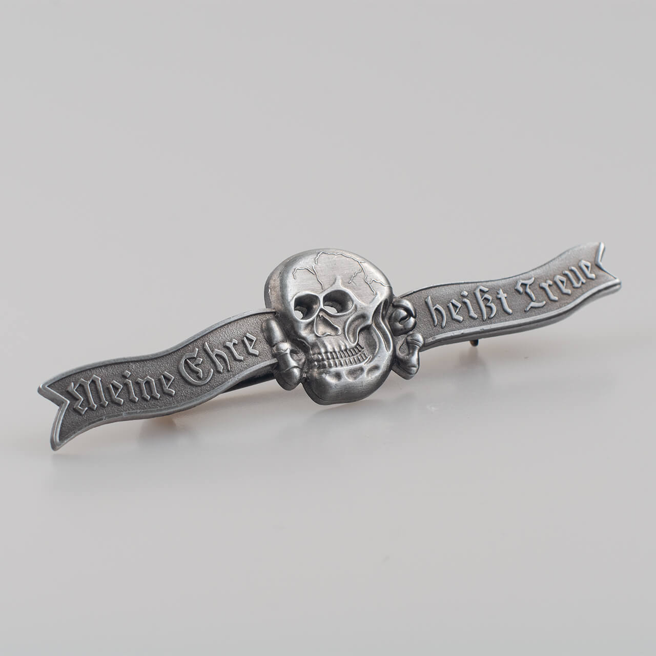 Odznaka do munduru Waffen SS z czaszką i napisem - III Rzesza