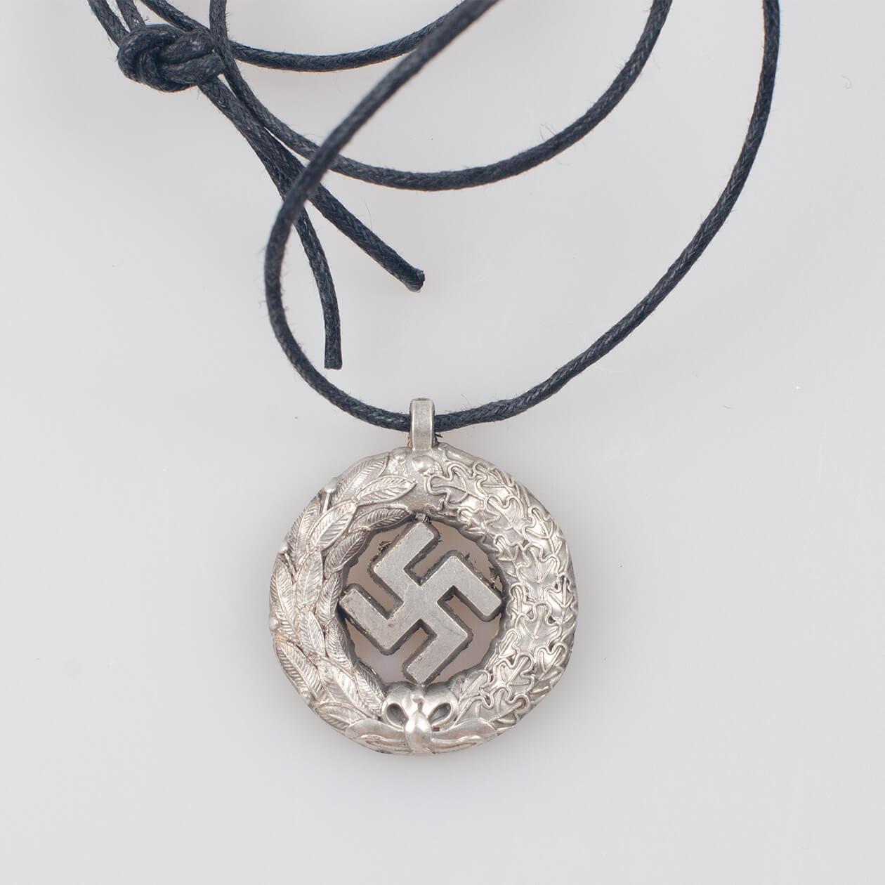 Zawieszka patriotyczna ze swastyką, kolor stare srebro - III Rzesza