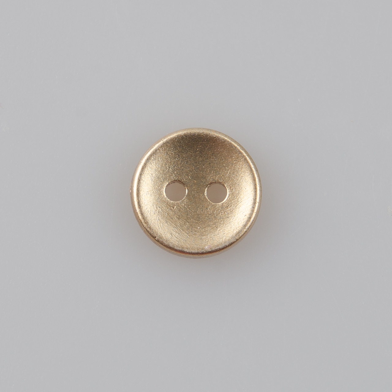 Guzik płaski klasyczny 2 dziurki, tworzywo sztuczne, śr. 10 mm (16"), złoty matowy