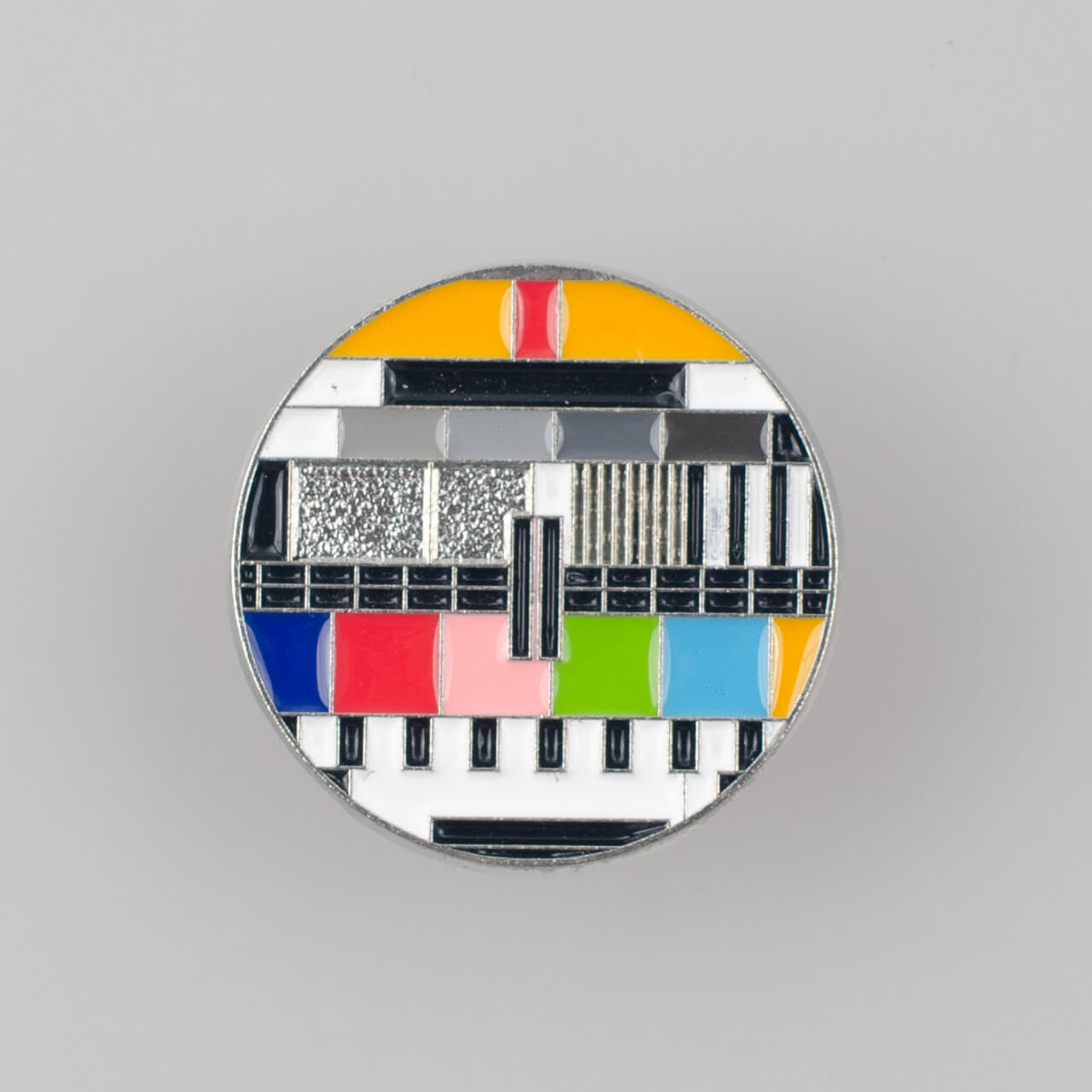 Plansza testowa TV znaczek pin, metal kolor srebrny/ kolorowa emalia, śr. 29 mm