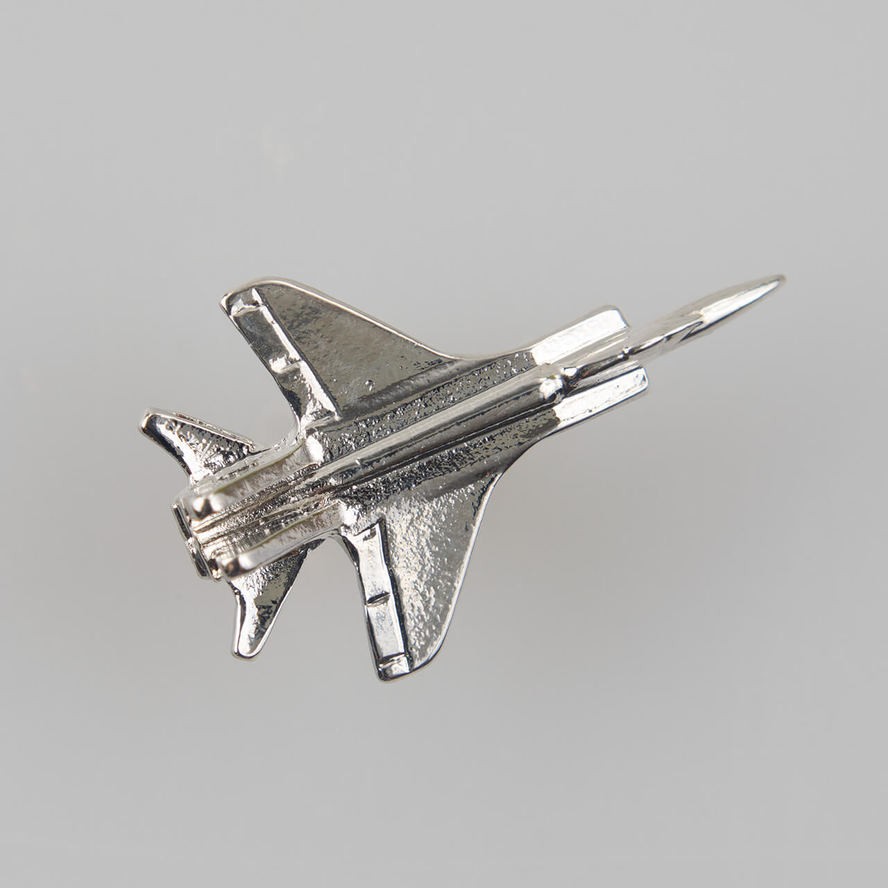 Samolot myśliwiec F15, srebrny, metalowy znaczek na pin/ szpilkę, 29 x 18 mm (#12)