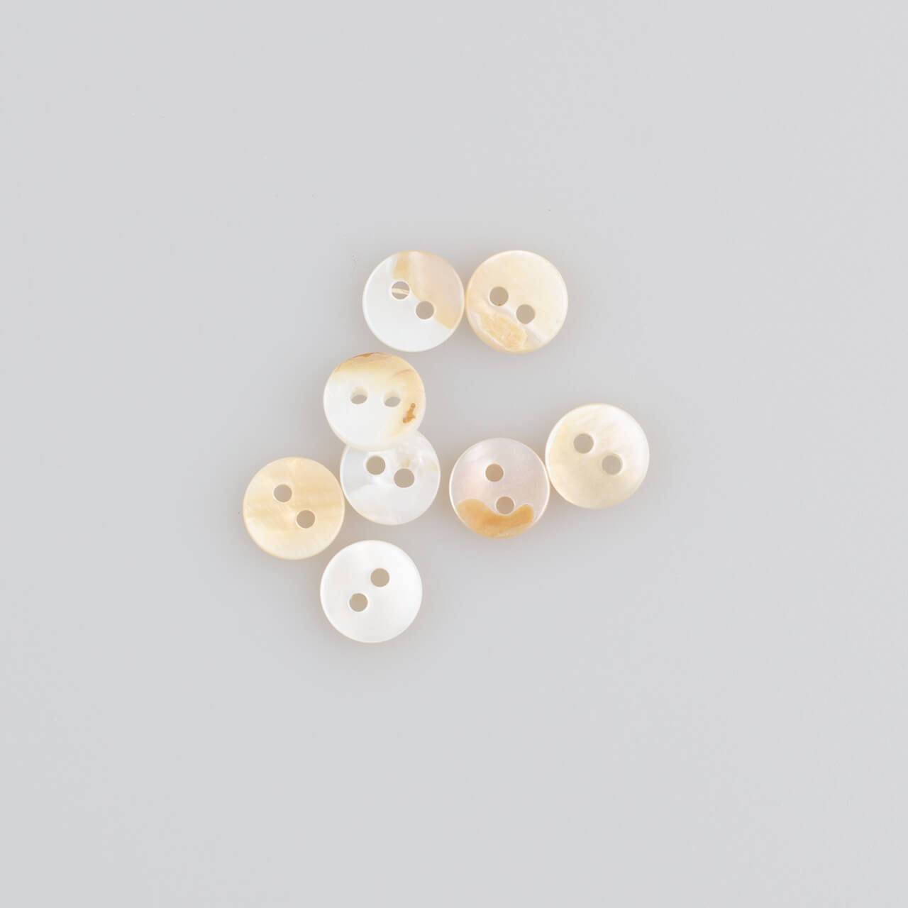 Guzik z białej macicy perłowej, naturalny śr. 9 mm (14")