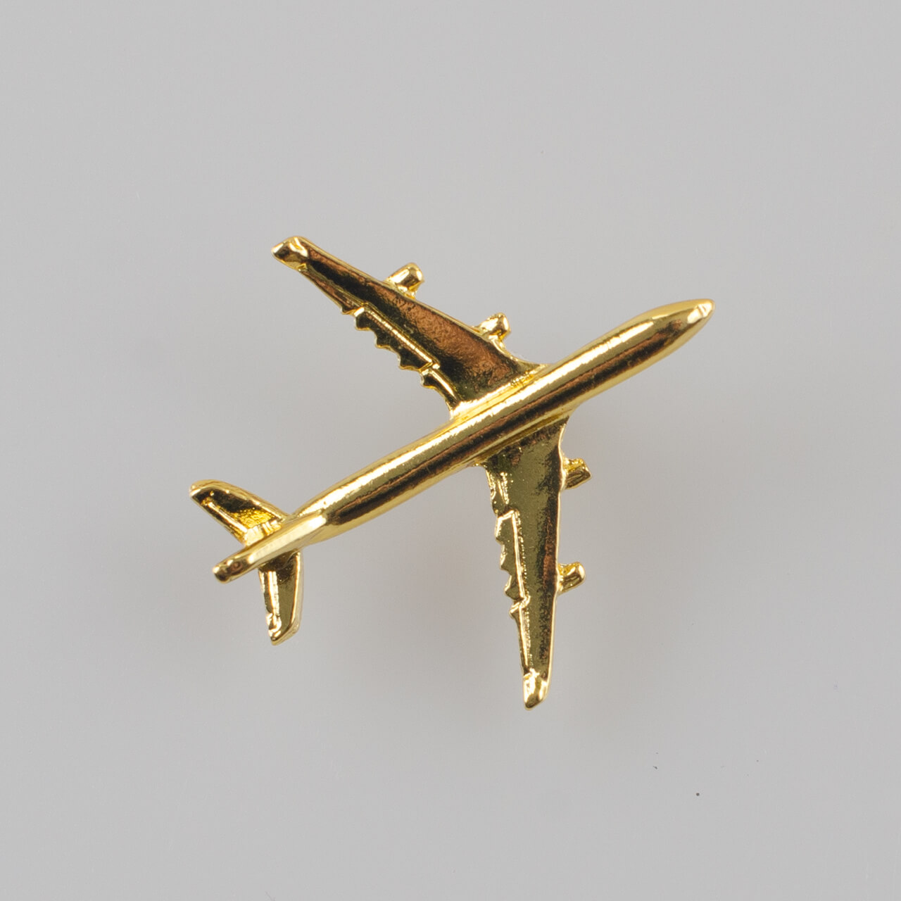 Samolot Airbus 340, złoty metalowy znaczek na pin/ szpilkę, 30 x 29 mm