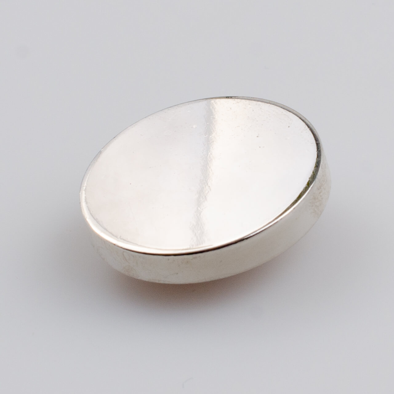 Guzik płaski metalowy błyszczący srebrny, śr. 25 mm