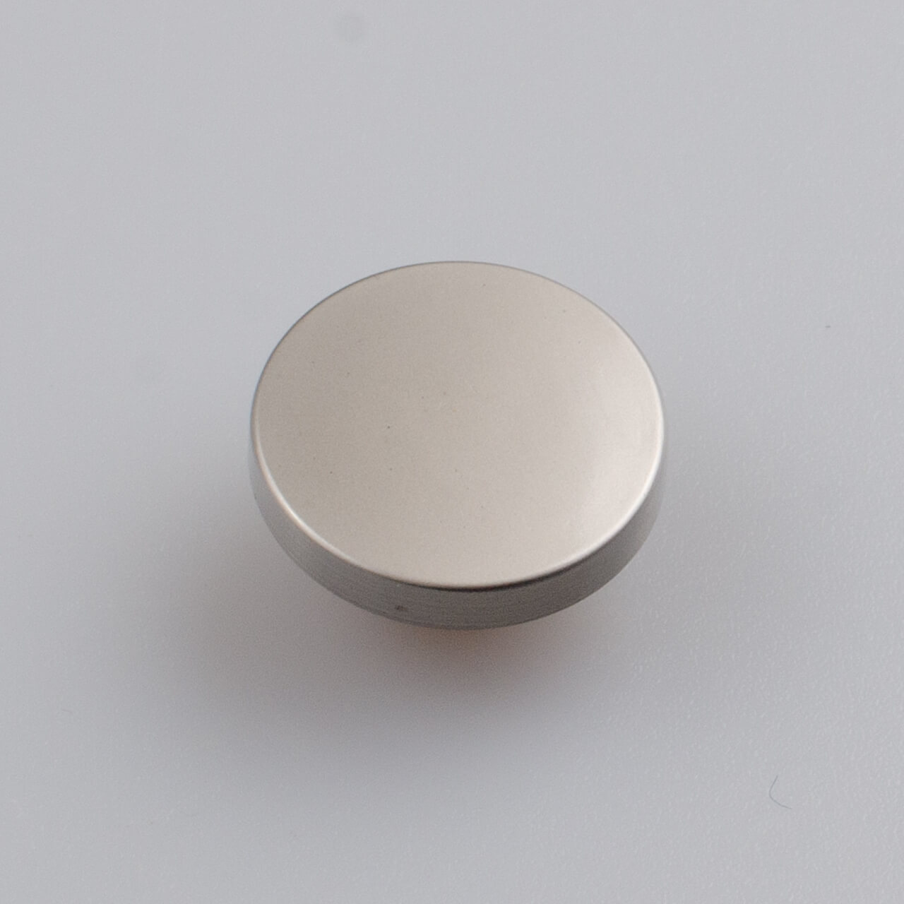 Guzik płaski metalowy matowy srebrny, śr. 17 mm