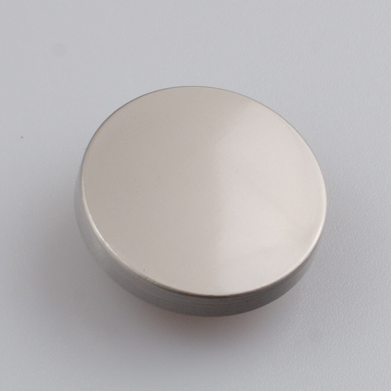Guzik płaski metalowy matowy srebrny, śr. 25 mm